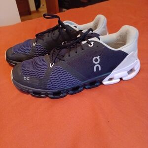 On Cloud Women's Helion Cloudtec Swiss Engineering Running Shoes 9.5 Black/Blue